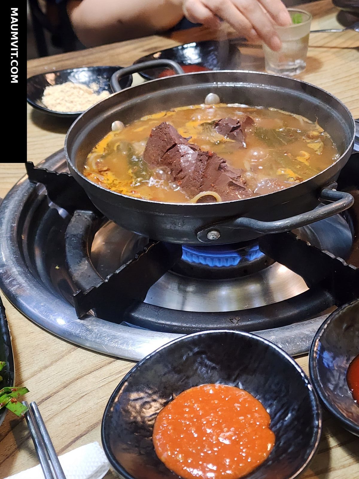 김포 장기동 이대감곱창, 기본 셋팅되는 선지국, 화구에서 끓고 있는 모습