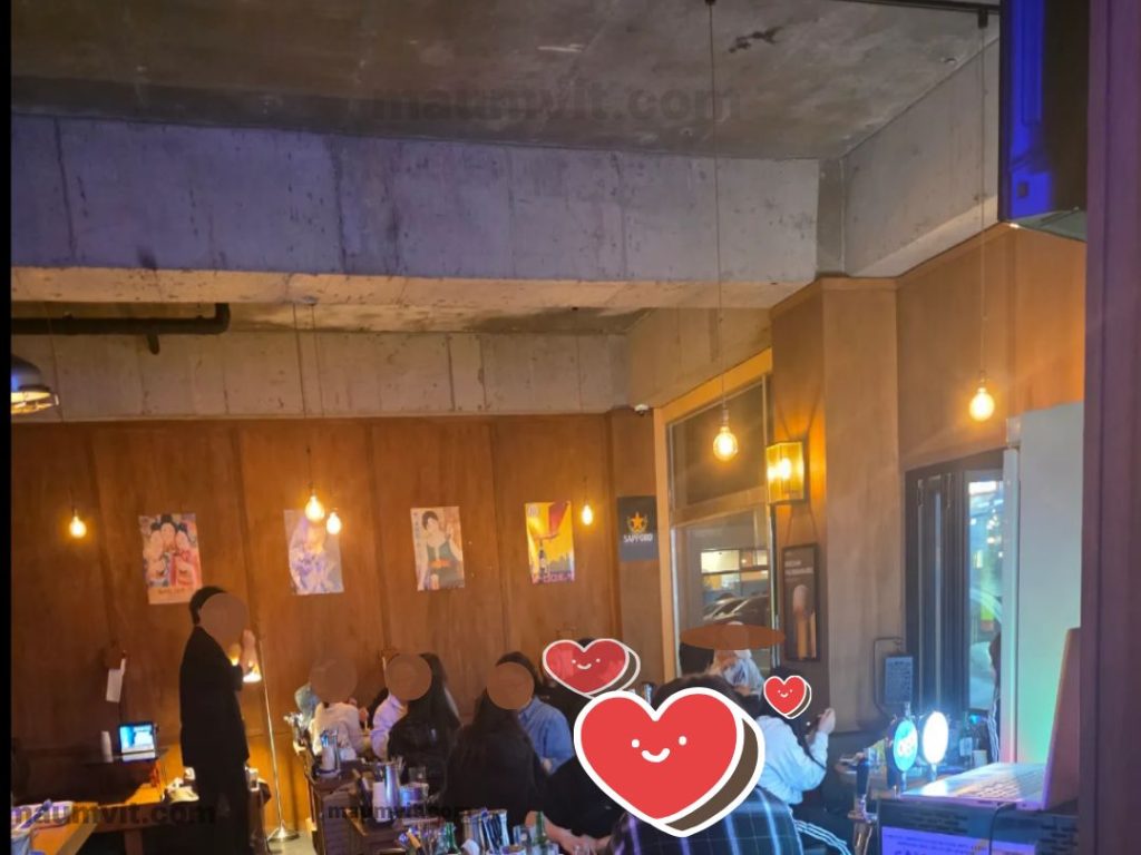 김포 장기동 맛집이 모여있는 먹자골목에 위치한 묘생 심야식당의 따뜻하고 감성적인 내부 분위기. 은은한 조명과 우드톤 인테리어가 어우러져 퇴근 후 술 한잔이나 데이트하기 좋은 조용한 공간입니다.(묘생 심야식당 매장 내부)
