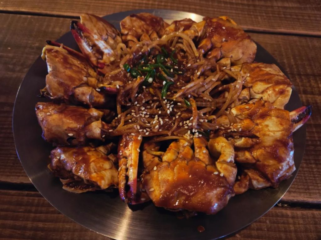 김포 장기동 맛집 묘생 심야식당의 시그니처 메뉴인 '매운게죄'. 게살 사이사이 양념이 깊게 배어 있는 매콤한 꽃게 요리로, 맵기 조절이 가능한 스트레스 해소용 안주입니다.