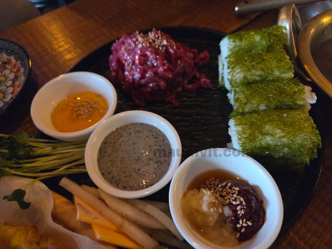 장기동 묘생 심야식당의 선도 좋은 1++ 한우 육회와 바다 향을 품은 얇은 감태 김밥 세트. 육회를 감태 김밥에 올려 수제 소스에 싸 먹는 독특한 방식의 안주 차림입니다.