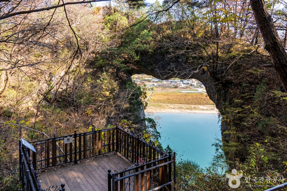 도담삼봉에서 상류 쪽으로 조금만 걸어 올라가면 전망대로 이어지는 계단을 따라 300m쯤  오르면 무지개 모양의 석주가 단양 석문입니다.