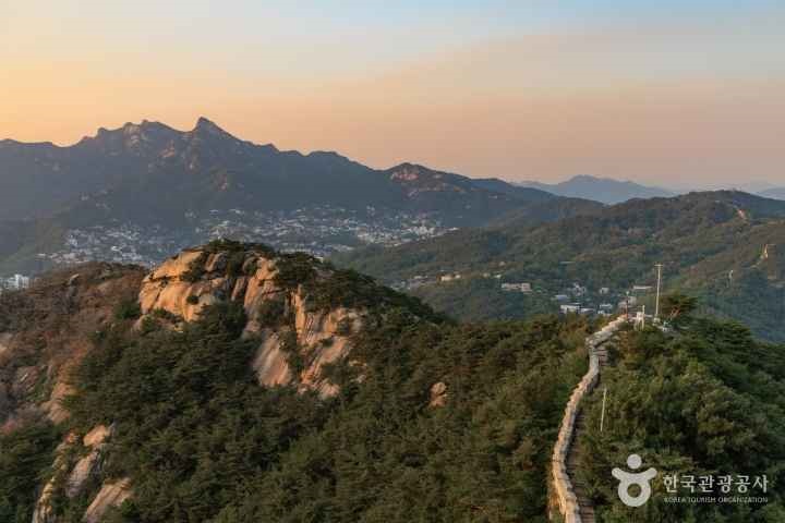 인왕산·북악산 숨은 명소 성곽길 멀리에서 바라본 서울 전경