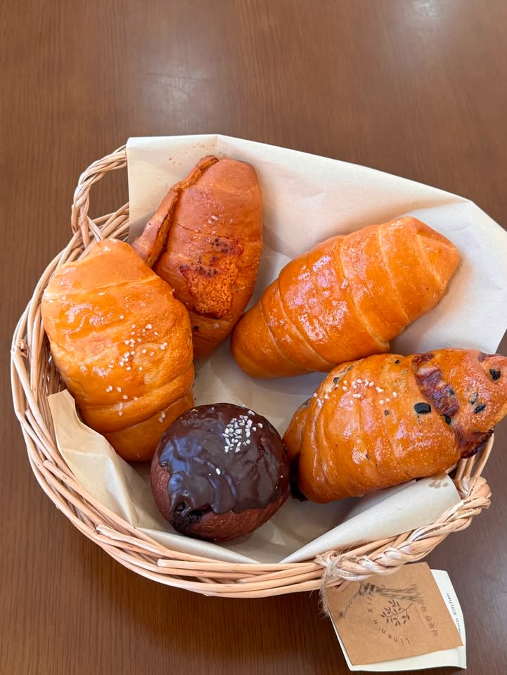 대체 텍스트: 김포 한강신도시 카페 베이커리 소랑 소금빵과 초코 디저트 바구니 제목: 베이커리 소랑 수제빵 캡션: 윤기가 흐르는 소금빵과 초콜릿 디저트, 매일 아침 직접 굽는다고 해요.