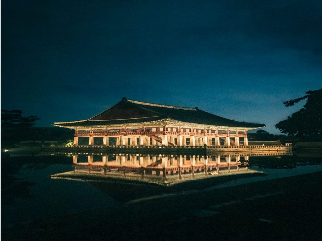 물에 비친 경회루 야경