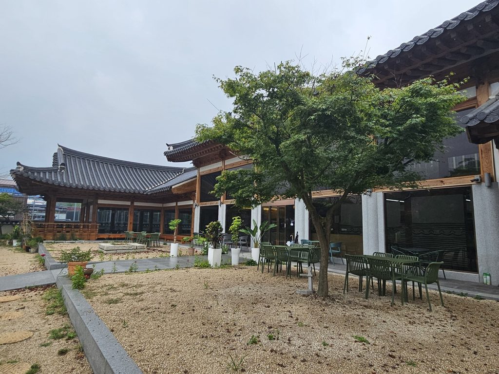 김포 석모리 푸른한옥 카페 기와지붕과 야외 정원 전경