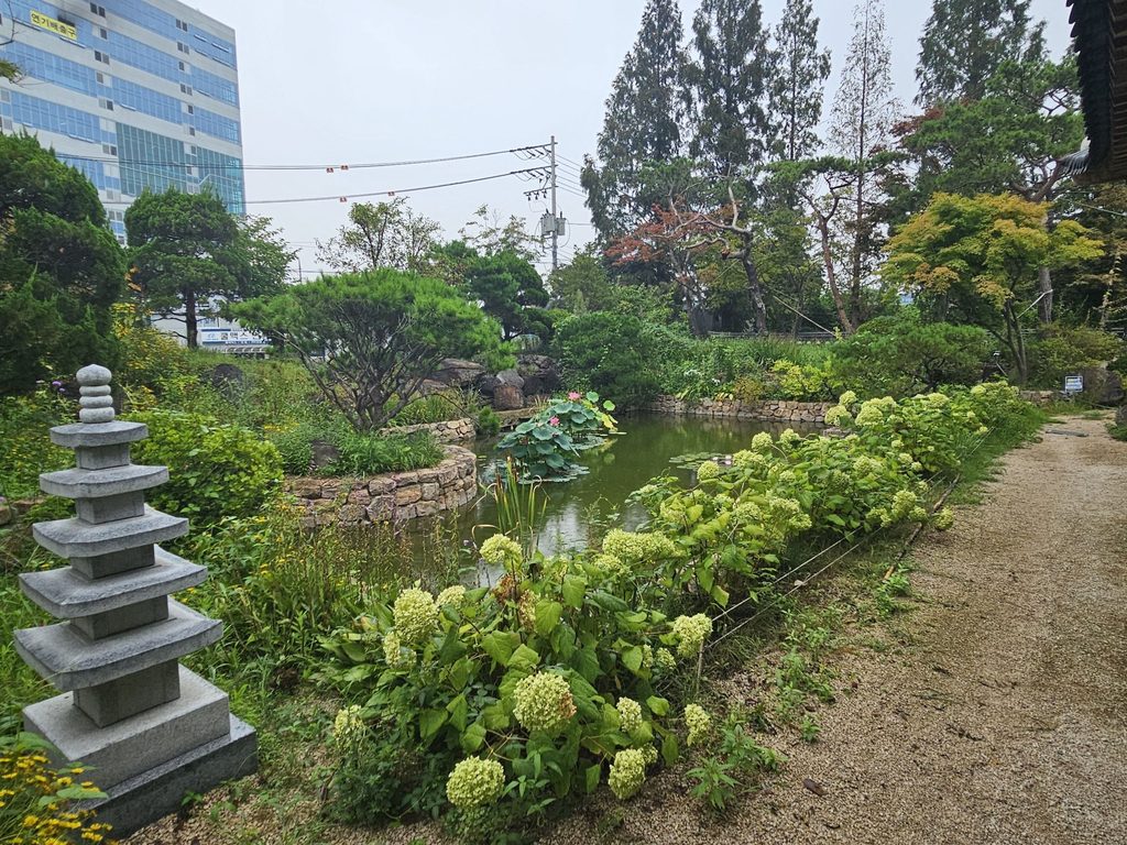김포 석모리 한옥카페 푸른한옥 야외 정원 석탑과 운치있는 산책로