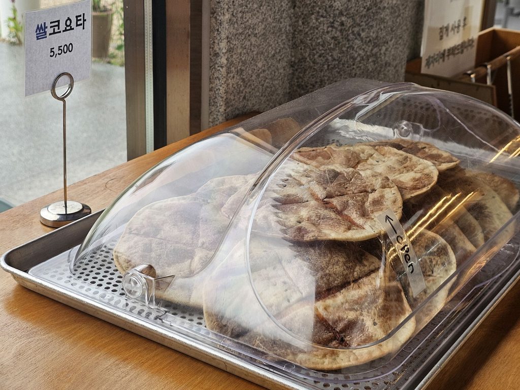 김포 석모리 카페 푸른한옥 베이커리 빵 진열대 (쌀 코요타)