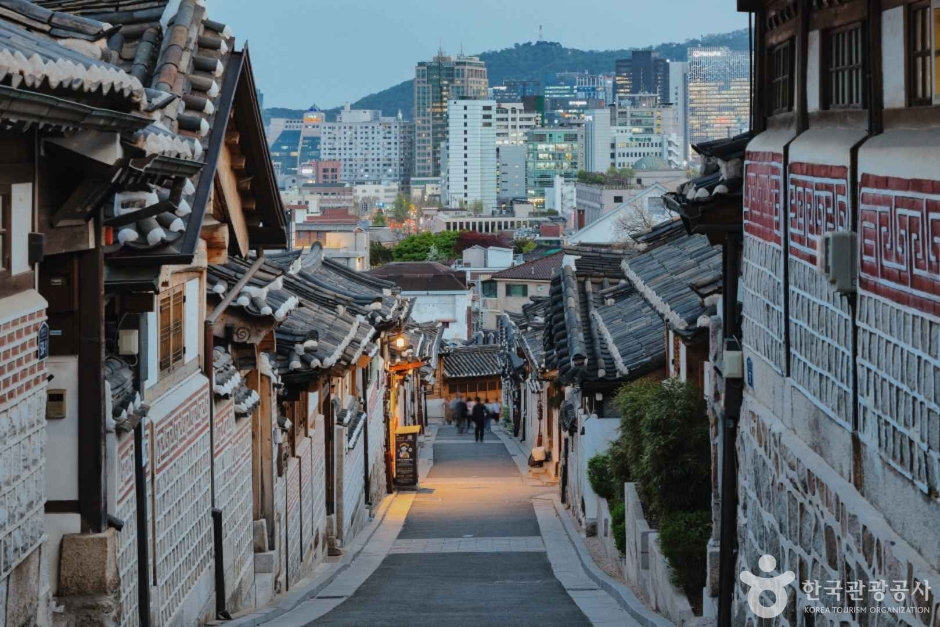 북촌한옥마을 골목길 너머로 남산타워가 보이는 전경