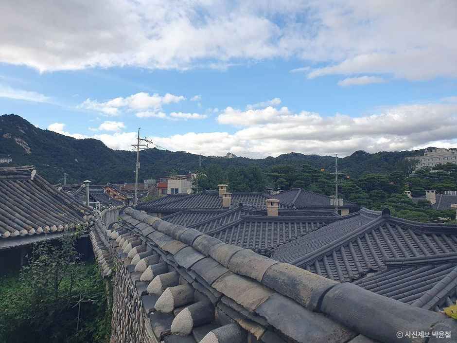 한옥 지붕이 이어지는 기와 골목 풍경
