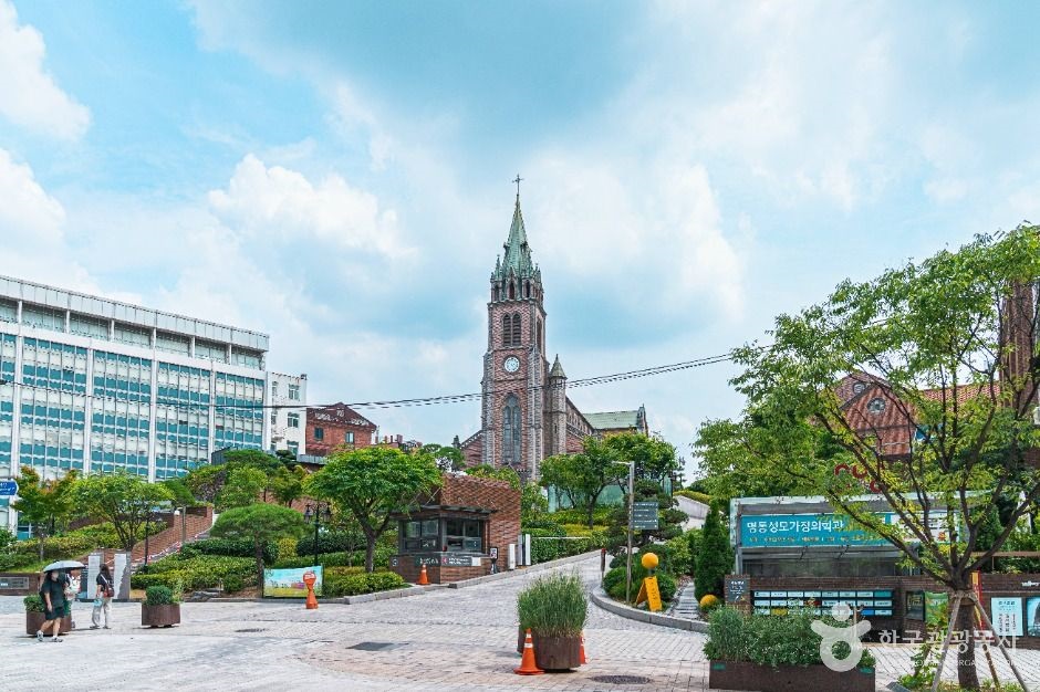 명동성당과 거리 풍경