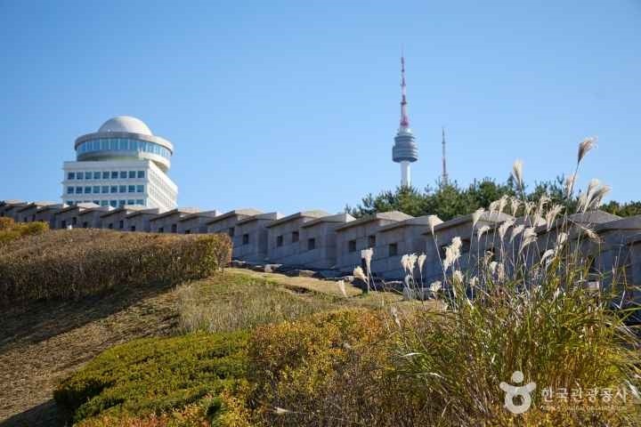 한양도성 성곽길을 따라 보이는 N서울타워와 남산도서관