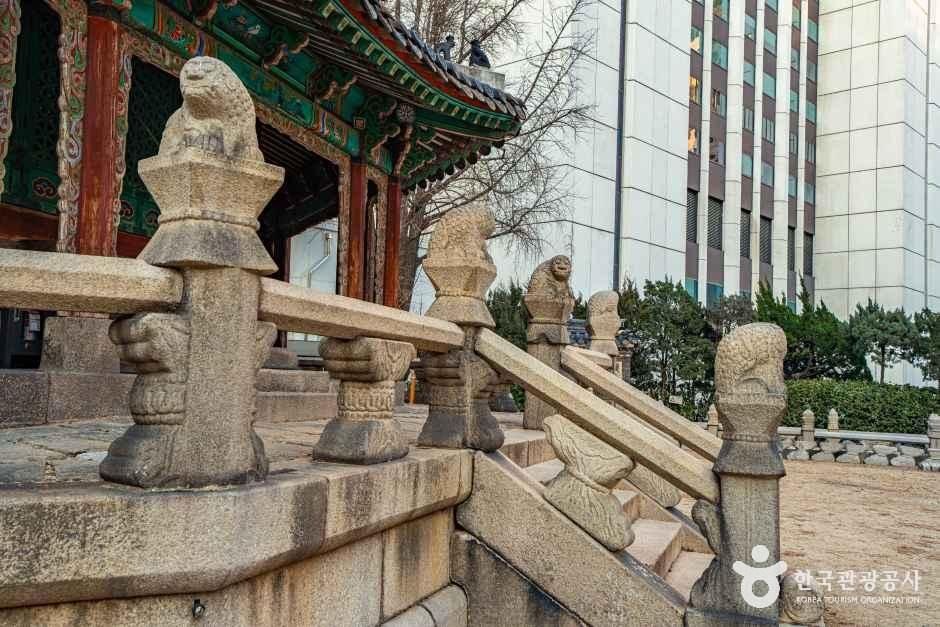 황궁우 석난간과 고층 빌딩